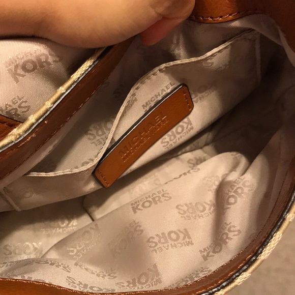 Micheal Kors cross body purse - Picture 4 of 6